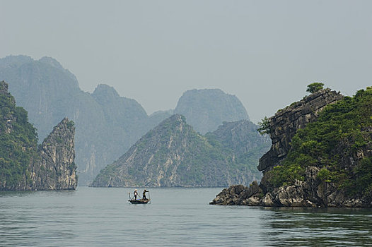 北越,靠近,海防,下龙湾,石灰石,喀斯特地貌,山峦,薄雾,渔船