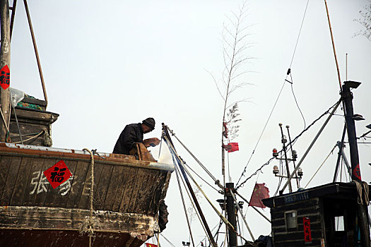 山东省日照市,初春时节船满坞,渔民修船造船期盼鱼虾满仓