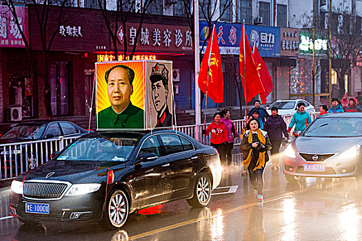 河南滑县,民众健步走,唱红歌纪念毛泽东诞辰123周年