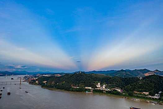 广西梧州,惊现光芒四射奇观