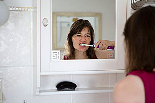 女人,刷,牙齿,正面,镜子
