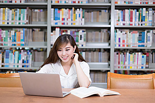 美女,亚洲女性,学生,使用笔记本,学习,图书馆,书架,背景