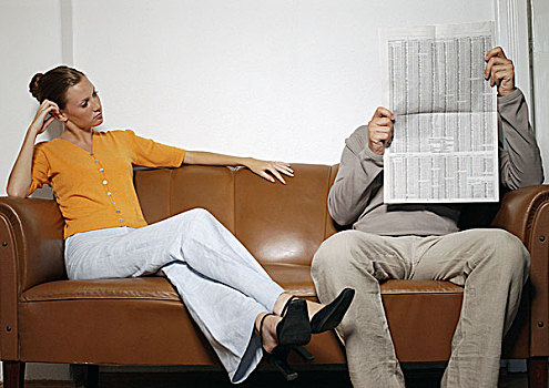 男人,女人,坐,沙发,读报纸