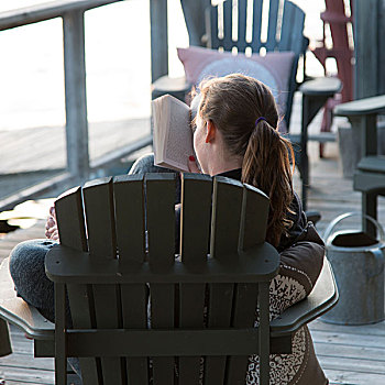 女孩,坐,宽木躺椅,湖,木头,安大略省,加拿大