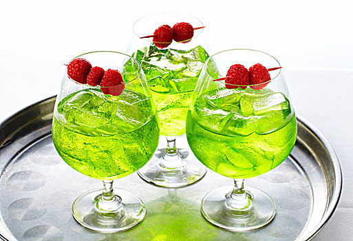 三个,绿色,鸡尾酒,冰块,树莓,扦子