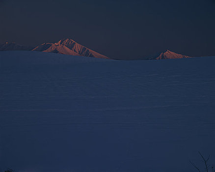 晚间,山