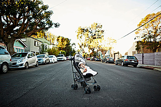 男婴,婴儿车,中间,道路