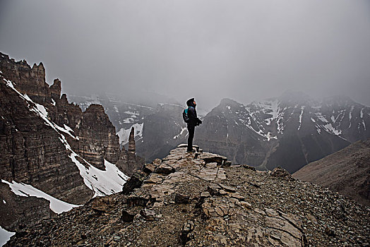 女性,远足,上面,崎岖,雾状,山,班芙,艾伯塔省,加拿大