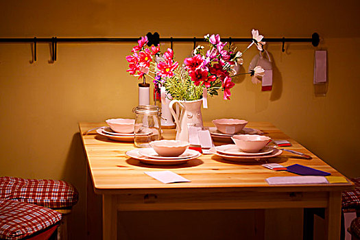摆满各种餐具和鲜花的餐桌