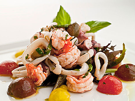 海鲜沙拉,虾,章鱼,腌制,橄榄油,罗勒,柠檬,装饰,橄榄,葡萄,西红柿,床,绿色
