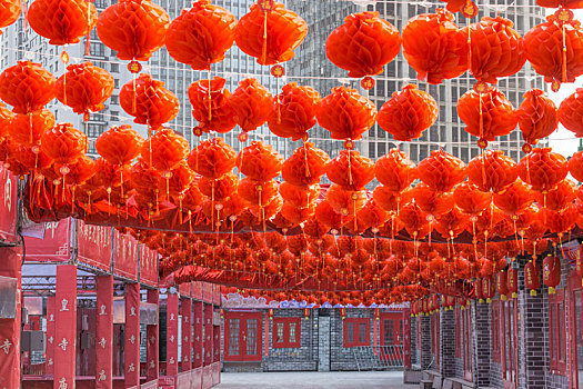 中国沈阳皇寺庙会仿古建筑和红灯笼