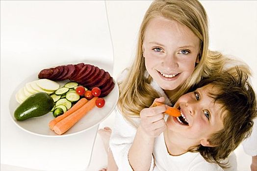 两个孩子,吃,新鲜,蔬菜