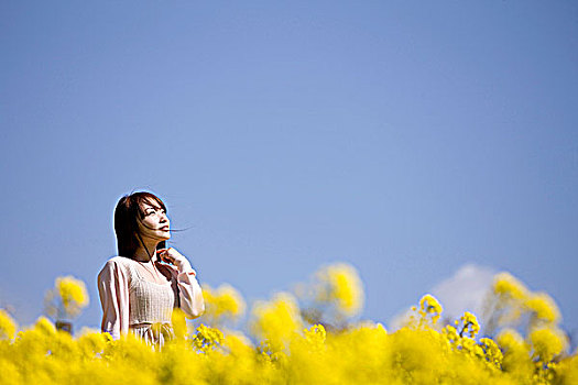 日本年轻女性,花园