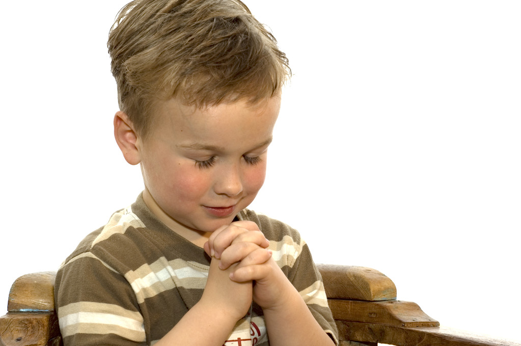 小男孩祷告的图片大全图片