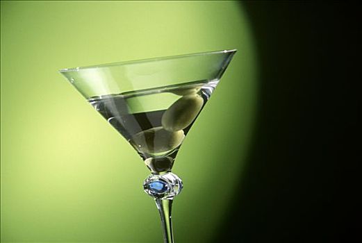 玻璃杯,马提尼酒,两个,橄榄,绿色背景,特写
