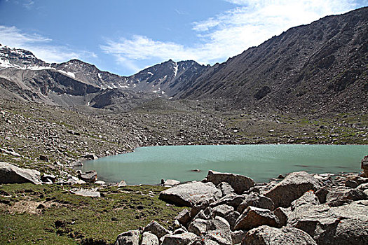 天山蓝色心湖