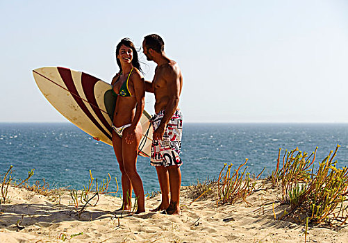 伴侣,站立,一起,海滩,冲浪板