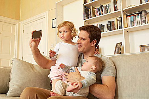 中年,男人,智能手机,幼儿,婴儿,女儿,沙发