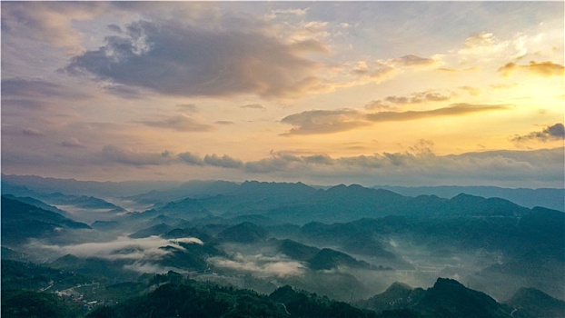 重庆酉阳,秋晨山岚美如画卷