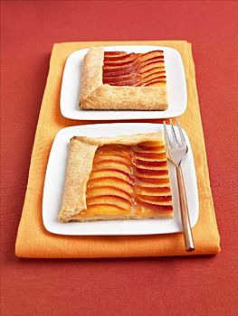 两个,油桃,法式甜饼,盘子