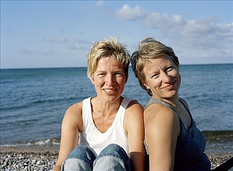 肖像,两个女人,坐,海滩