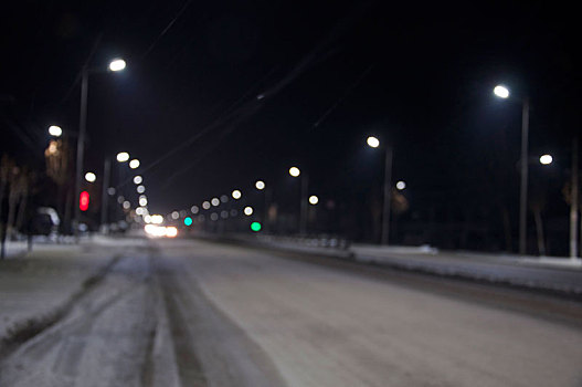 朦胧的路灯和有积雪的路面