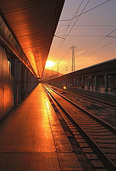 夕阳中的兰州火车站