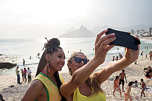 两个,美女,智能手机,伊帕内玛海滩,里约热内卢,巴西