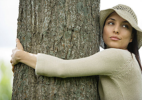 女人,搂抱,树