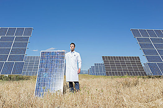 科学家,拿着,太阳能电池板,乡村风光