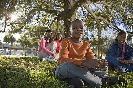 肖像,孩子,美国黑人,家庭,坐,公园,看镜头