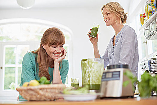 女人,喝,绿色,素食,冰沙,厨房