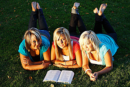 三个女孩,读,圣经