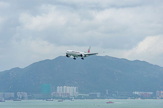 一架日本航空的客机正降落在香港国际机场