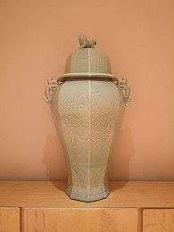 青瓷花瓶图片