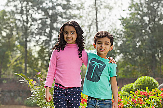 印度,男孩,4-5岁,女孩,6-7岁,站立,手搭肩,花园