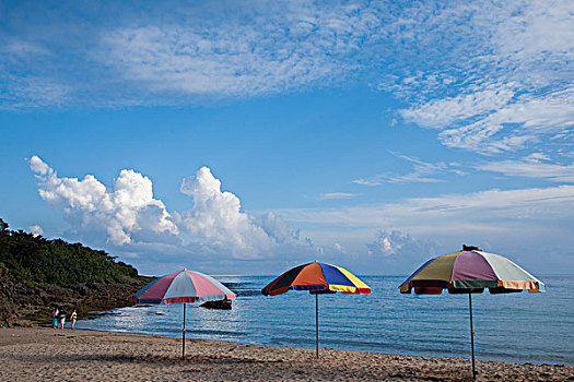 台湾岛最南端的恒春半岛---垦丁国家公园小湾海滨浴场的遮阳伞