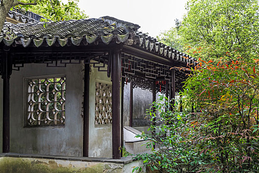 中国江苏省苏州留园古典园林曲廊建筑景观