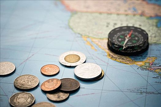 指南针,硬币,地图