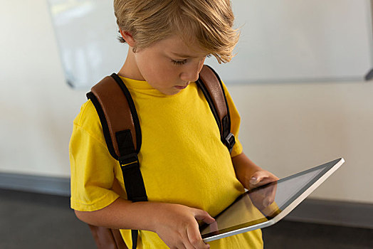 男孩,书包,数码,教室
