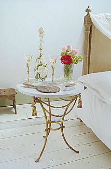 特写,浪漫,传统,卧室,展示,镀金,圆,桌子,大理石,上面,玻璃花瓶,涂绘,地板