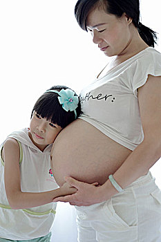 女孩粘在孕妇肚子上感受胎动