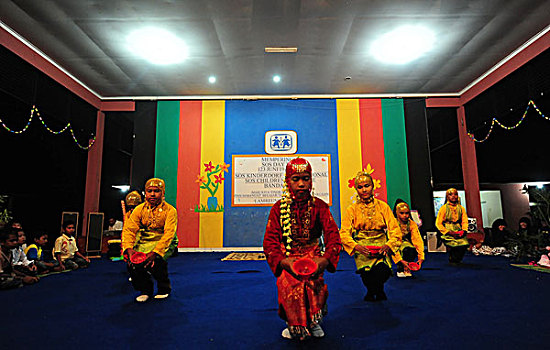 indonesia,sumatra,banda,aceh,children,performing,a,traditional,dance,in,tradiional,dress,at,sos,children