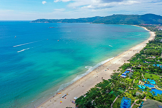 航拍海南三亚亚龙湾国家旅游度假区湛蓝海景