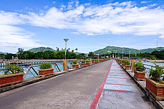 海上公路汽车背景