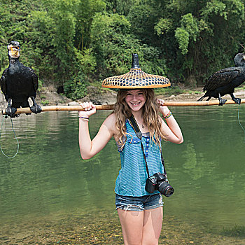 女孩,姿势,独特,帽子,棍,拿着,两只鸟,河,桂林,广西
