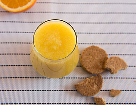 一杯包含了苹果,芒果和橙的混合果汁
