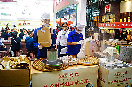 深圳茶博会,传统石磨压制制茶工艺展示