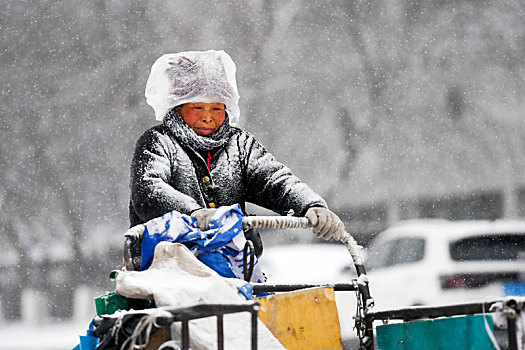 长春市气象台2019年12月16日12时05分发布暴雪黄色预警信号
