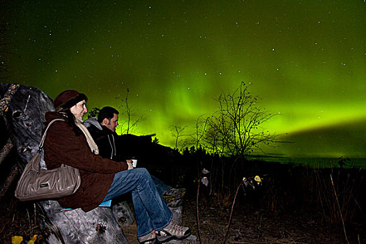 伴侣,女人,男人,坐,木椅,看,螺旋,北极光,极地,绿色,靠近,育空地区,加拿大